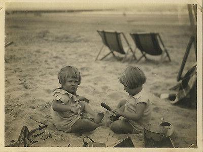photo ancienne vintage snapshot enfant plage jouet